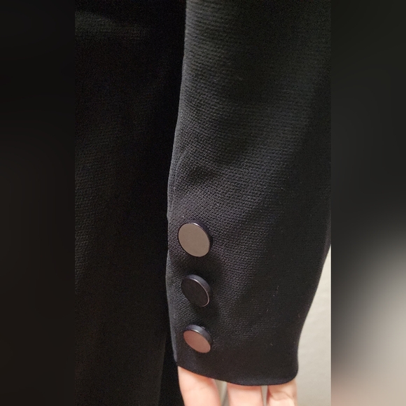 Elegant Black Trench Coat with Button Details - Picture 4 of 11